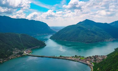 Lugano şehri, Lugano Gölü ve İsviçre Alpleri üzerindeki muhteşem panoramik manzara, Monte San Salvatore gözlem terasından görülebilir, Ticino kantonu, İsviçre.