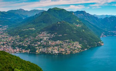 Lugano şehri, Lugano Gölü ve İsviçre Alpleri üzerindeki muhteşem panoramik manzara, Monte San Salvatore gözlem terasından görülebilir, Ticino kantonu, İsviçre.
