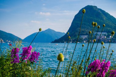 Lugano Gölü ve uzaktaki Monte Bre Dağı 'nın göz alıcı manzarası, Lugano, İsviçre.