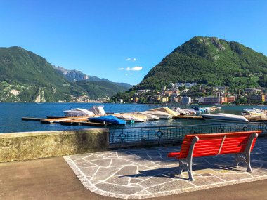 Lugano Gölü ve uzaktaki yemyeşil yemyeşil yemyeşil İsviçre Alpleri 'nin çarpıcı manzarası. Idyllic kasabası Lugano, İsviçre, güneşli bir yaz gününde.