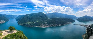 Lugano şehri, Lugano Gölü ve İsviçre Alpleri üzerinde geniş panoramik manzara, Monte San Salvatore gözlem terasından görülebilir, Ticino kantonu, İsviçre.