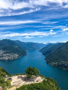 Lugano şehri, Lugano Gölü ve İsviçre Alpleri 'nin dağlık tepeleri, Monte San Salvatore gözlem terasından görülebilir, Ticino kantonu, İsviçre.