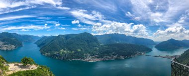 Lugano şehri, Lugano Gölü ve İsviçre Alpleri üzerinde geniş panoramik manzara, Monte San Salvatore gözlem terasından görülebilir, Ticino kantonu, İsviçre.