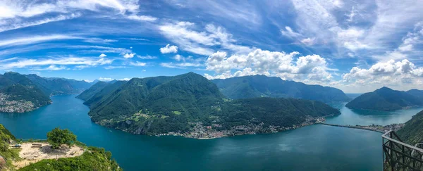 Lugano şehri, Lugano Gölü ve İsviçre Alpleri üzerinde geniş panoramik manzara, Monte San Salvatore gözlem terasından görülebilir, Ticino kantonu, İsviçre.