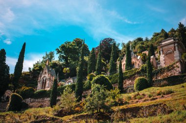 Santa Maria del Sasso 'nun antika kilisesinin panoramik manzarası, teraslı mezarlık ve Morcote, Ticino, İsviçre' deki Kaptan Kulesi.. 