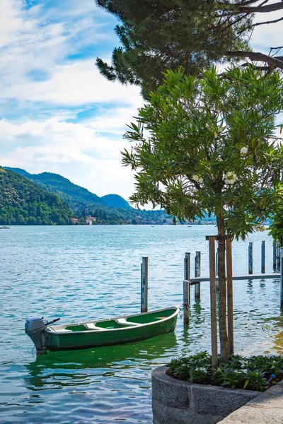 Espléndida Vista Del Lago Lugano Con Lancha Lujo Amarrada Orilla — Foto de Stock