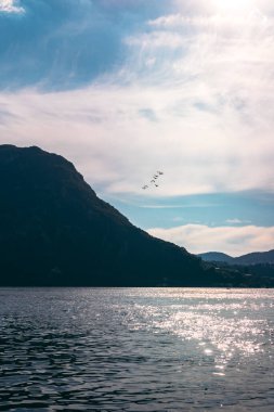Güneşli bir yaz gününde arka planda Lugano Gölü ve Monte Bre Dağı 'nın güzel manzarası. Ticino Kantonu, İsviçre.