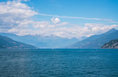 Güneşli bir yaz gününde arka planda Como Gölü ve yeşil İsviçre Alpleri 'nin muhteşem panoramik manzarası. Lombardy, İtalya.
