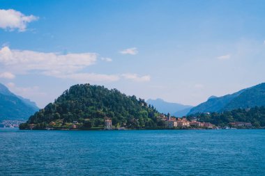 Güneşli bir yaz gününde arka planda balıkçı köyleri ve yeşil İsviçre Alpleri ile Como Gölü 'nün güzel panoramik manzarası. Lombardy, İtalya.