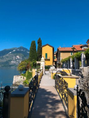 Como Gölü kıyısındaki botanik bahçesi tarihi muhteşem Varenna, Lombardy kasabası manzaralı göl ve dağ manzaralı güneşli bir yaz gününde İtalya 'da..