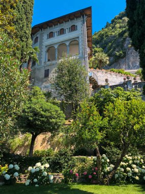 Güzel Villa Cipressi botanik bahçesiyle, İtalya 'nın Varenna kentindeki Como gölünde romantik bir tarihi mücevher.