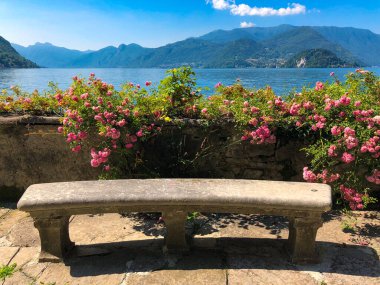 Como Gölü ve Alp Dağlarının güzel manzarası Villa Cipressi, Varenna, İtalya 'nın botanik bahçesinden görülebilir. İtalyan manzarası, güneşli bir yaz gününde.