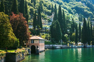 İtalya 'nın Lecco ilindeki Varenna şehrinde Como Gölü manzaralı Villa Cipressi ile Villa Monteroso arasındaki botanik bahçesinde gölün kıyısında güzel bir pavyon..