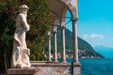 Ünlü Villa Manastırı 'nda muhteşem göl kenarındaki bahçeleri ve İtalya' nın Lecco eyaletindeki Varenna şehrinde Como Gölü manzarası olan güzel bir heykel..