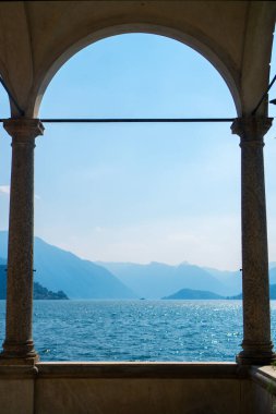 İtalya 'nın Lecco ilinin Varenna kentindeki Villa Manastırı' ndan görülebilen güneşli bir yaz gününde Como Gölü ve Bellagio Yarımadası manzarası.