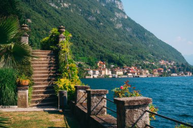 Como Gölü ve Bellagio Yarımadası 'nın muhteşem manzarası İtalya' nın Lecco eyaletinin Varenna kentindeki efsanevi Villa Manastırı 'nın botanik bahçesinden görülebiliyor..