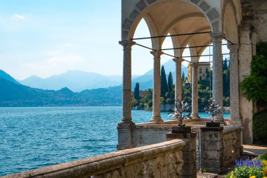 Ünlü Villa Manastırı 'nın göl kenarındaki bahçesinde romantik bir teras. Como Gölü manzaralı, Varenna, Lecco, İtalya..