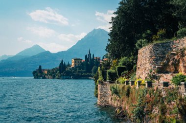 Como Gölü 'nün geniş panoramik manzarası ve Villa Monastero' nun İtalya 'nın Lecco ilindeki Varenna şehrindeki muhteşem göl bahçesi boyunca yürüme yolu..