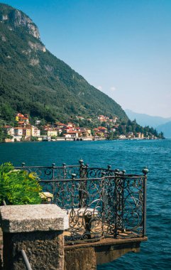 Como Gölü ve Bellagio Yarımadası 'nın muhteşem manzarası İtalya' nın Lecco eyaletinin Varenna kentindeki efsanevi Villa Manastırı 'nın botanik bahçesinden görülebiliyor..