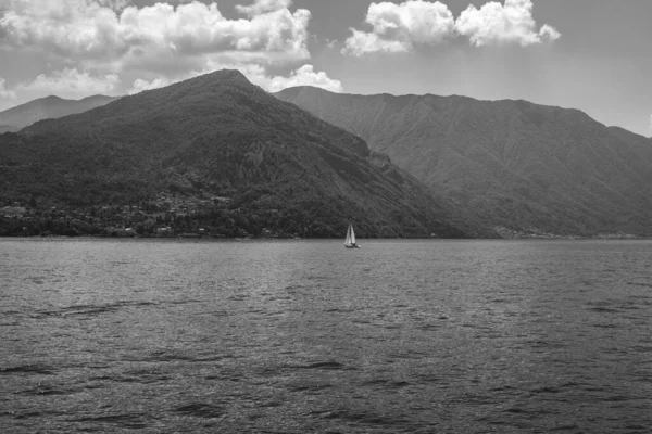Prachtig Panoramisch Uitzicht Witte Zeilboot Varen Langs Het Comomeer Met — Stockfoto
