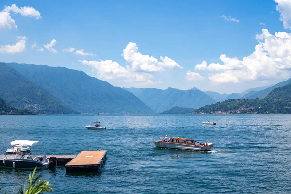 Vista Encantadora Lago Como Com Lanchas Luxo Perto Costa Varenna — Fotografia de Stock