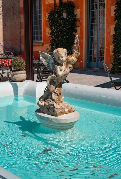 Άγαλμα Του Έρωτα Στην Πισίνα Του Νερού Στον Κήπο Της — Φωτογραφία Αρχείου
