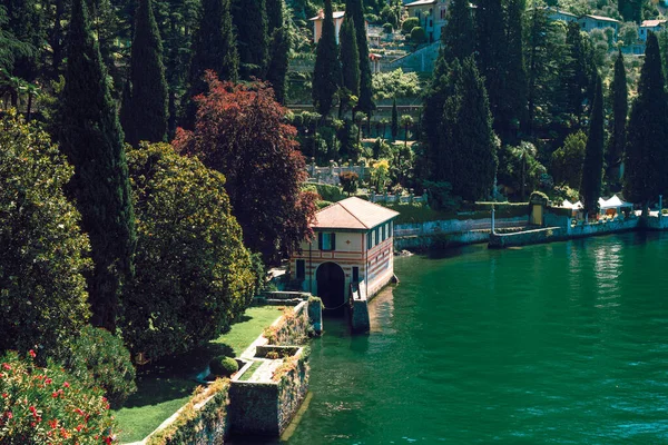Krásná Botanická Zahrada Podél Břehu Jezera Como Úchvatným Výhledem Jezero — Stock fotografie