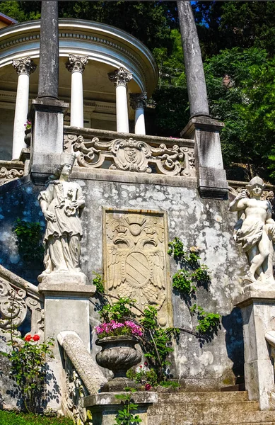 stock image Beautiful pavilion with the ancient sculptures in the botanical garden of the famous historic Villa Monastero, located in Varenna, Province of Lecco, on the shore of Lake Como, Italy.