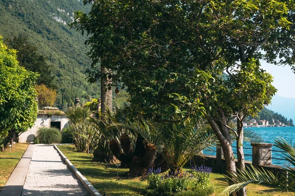 İtalya 'nın Lecco ilindeki Varenna şehrinde muhteşem göl manzarası ve muhteşem Como Gölü manzaralı lüks Villa Manastırı geniş panoramik manzaralı..