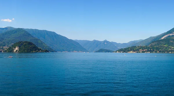 美丽的科莫湖全景和绿色的瑞士阿尔卑斯山背景在阳光明媚的夏日 意大利伦巴第 免版税图库图片
