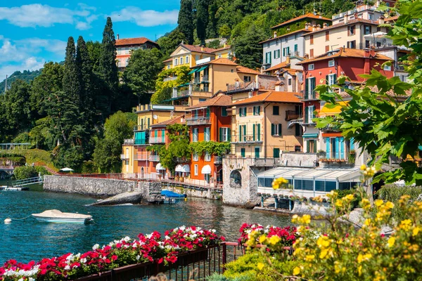 俯瞰意大利伦巴第最有名的风景秀丽的城镇之一瓦伦纳科莫湖湖水的五彩斑斓的别墅 那里有着无与伦比的海岸线和阿尔卑斯山风光 图库图片