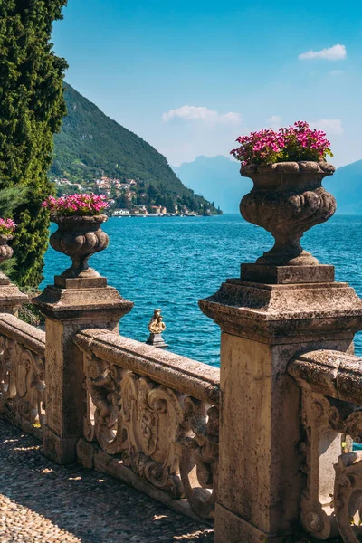 位于意大利科莫湖畔莱科省瓦伦纳传统村庄的著名冥想别墅修道院植物园中 美丽的古老雕塑 有花柱 图库照片