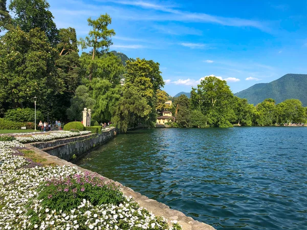 Hermoso Paisaje Del Lago Lugano Con Niña Mirando Cisne Personas — Foto de Stock