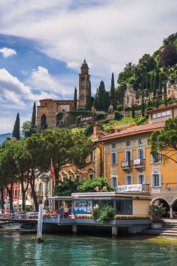 İsviçre 'de Lugano Gölü kıyısındaki Morcote göl köyünün görkemli manzarası.