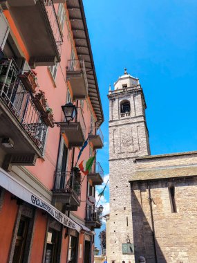 Araç feribotu Bellagio rıhtımına park edilmiş. Como Gölü İncisi, Lombardy, İtalya.. 