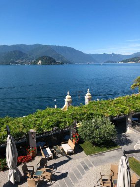 Como Gölü ve İsviçre Alpleri 'nin muhteşem manzarası tarihi Hotel Royal Victoria' dan görülebiliyor. R CollectionHotels, muhteşem Varenna, Lombardy, İtalya 'nın göbeğinde yer alıyor.. 