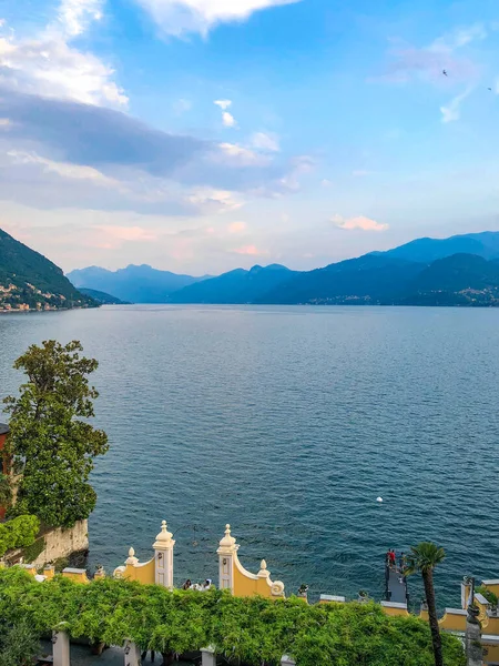Spektakularny Widok Jezioro Como Alpy Szwajcarskie Widoczne Zabytkowego Hotelu Royal — Zdjęcie stockowe