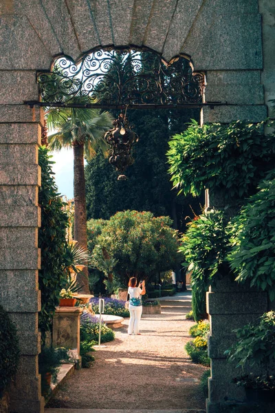 Vrouw Maakt Een Foto Van Beroemde Villa Monastero Prachtige Botanische — Stockfoto