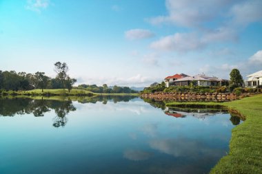 Queensland, Gold Coast 'taki en prestijli golf sahalarından biri olan Glades Golf Sahası' nın panoramik manzarası. Avustralyalı golf ikonu Greg Norman tarafından tasarlandı..