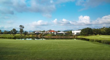 Queensland, Gold Coast 'taki en prestijli golf sahalarından biri olan Glades Golf Sahası' nın panoramik manzarası. Avustralyalı golf ikonu Greg Norman tarafından tasarlandı..