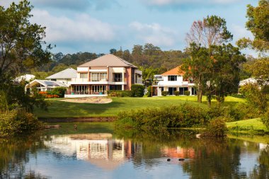 Queensland, Gold Coast 'taki en prestijli golf sahalarından biri olan Glades Golf Sahası' nın panoramik manzarası. Avustralyalı golf ikonu Greg Norman tarafından tasarlandı..