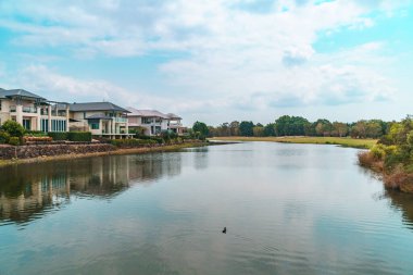 Queensland, Gold Coast 'taki en prestijli golf sahalarından biri olan Glades Golf Sahası' nın panoramik manzarası. Avustralyalı golf ikonu Greg Norman tarafından tasarlandı..