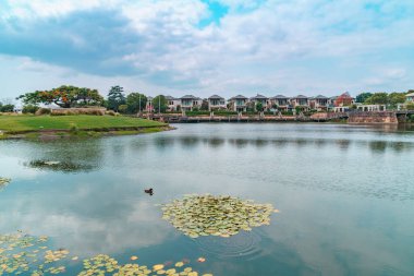 Queensland, Gold Coast 'taki en prestijli golf sahalarından biri olan Glades Golf Sahası' nın panoramik manzarası. Avustralyalı golf ikonu Greg Norman tarafından tasarlandı..