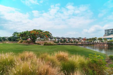 Queensland, Gold Coast 'taki en prestijli golf sahalarından biri olan Glades Golf Sahası' nın panoramik manzarası. Avustralyalı golf ikonu Greg Norman tarafından tasarlandı..