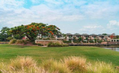 Queensland, Gold Coast 'taki en prestijli golf sahalarından biri olan Glades Golf Sahası' nın panoramik manzarası. Avustralyalı golf ikonu Greg Norman tarafından tasarlandı..