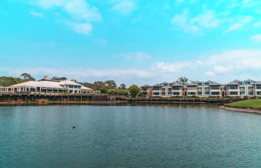Queensland, Gold Coast 'taki en prestijli golf sahalarından biri olan Glades Golf Sahası' nın panoramik manzarası. Avustralyalı golf ikonu Greg Norman tarafından tasarlandı..