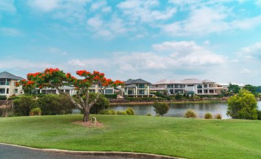 Queensland, Gold Coast 'taki en prestijli golf sahalarından biri olan Glades Golf Sahası' nın panoramik manzarası. Avustralyalı golf ikonu Greg Norman tarafından tasarlandı..