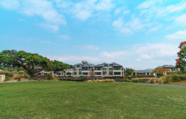 Queensland, Gold Coast 'taki en prestijli golf sahalarından biri olan Glades Golf Sahası' nın panoramik manzarası. Avustralyalı golf ikonu Greg Norman tarafından tasarlandı..