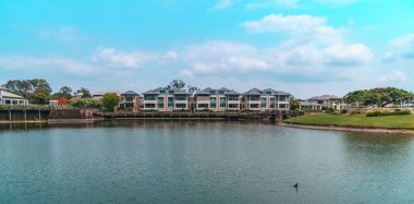 Queensland, Gold Coast 'taki en prestijli golf sahalarından biri olan Glades Golf Sahası' nın panoramik manzarası. Avustralyalı golf ikonu Greg Norman tarafından tasarlandı..