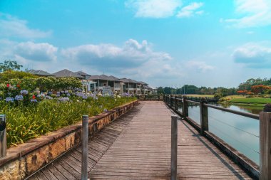Queensland, Gold Coast 'taki en prestijli golf sahalarından biri olan Glades Golf Sahası' nın panoramik manzarası. Avustralyalı golf ikonu Greg Norman tarafından tasarlandı..